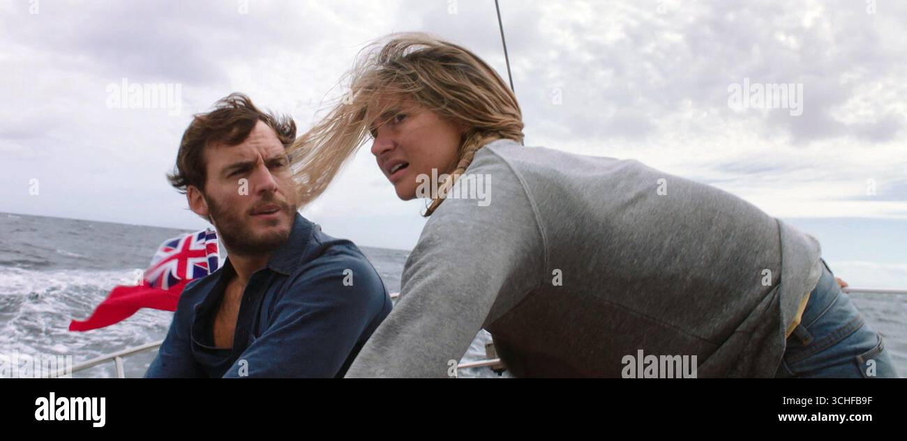 Adrift ist ein 2018 von Baltasar Kormákur produzierter und inszenierter Überlebensfilm von David Branson Smith, Aaron Kandell und Jordan Kandell. Der Film basiert auf dem 2002 erschienenen Buch Red Sky in Mourning von Tami Oldham Ashcraft, einer wahren Geschichte, die während der Ereignisse von Hurrikan Raymond im Jahr 1983 spielt. Shailene Woodley und Sam Claflin sind ein Paar, das nach einem Hurrikan mitten im Pazifik herumfliegt und nach Hawaii kommen muss. Stockfoto