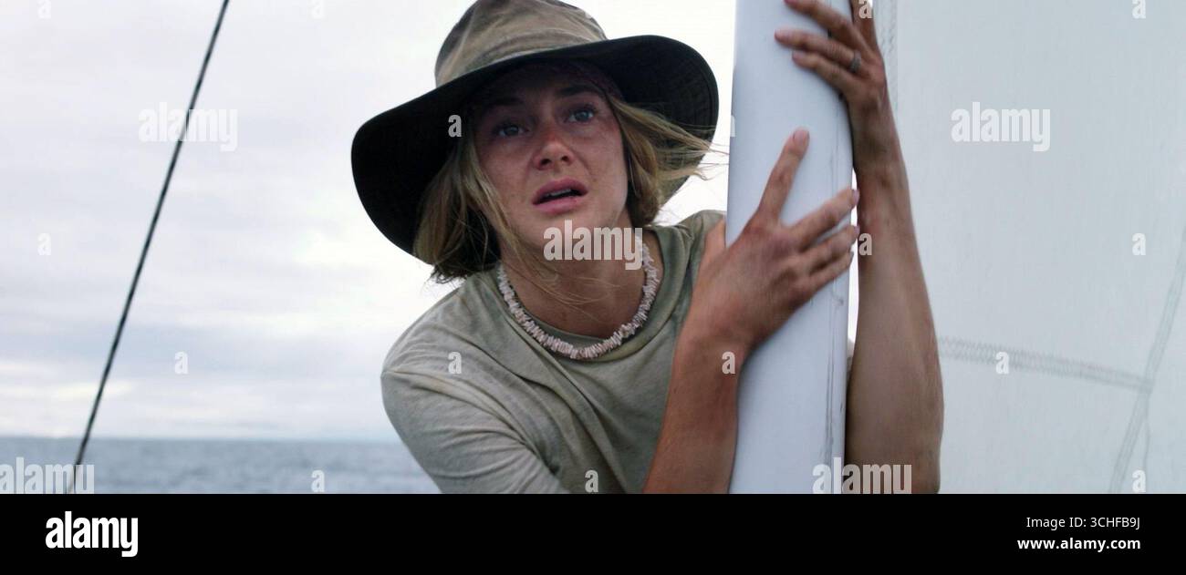 Adrift ist ein 2018 von Baltasar Kormákur produzierter und inszenierter Überlebensfilm von David Branson Smith, Aaron Kandell und Jordan Kandell. Der Film basiert auf dem 2002 erschienenen Buch Red Sky in Mourning von Tami Oldham Ashcraft, einer wahren Geschichte, die während der Ereignisse von Hurrikan Raymond im Jahr 1983 spielt. Shailene Woodley und Sam Claflin sind ein Paar, das nach einem Hurrikan mitten im Pazifik herumfliegt und nach Hawaii kommen muss. Stockfoto
