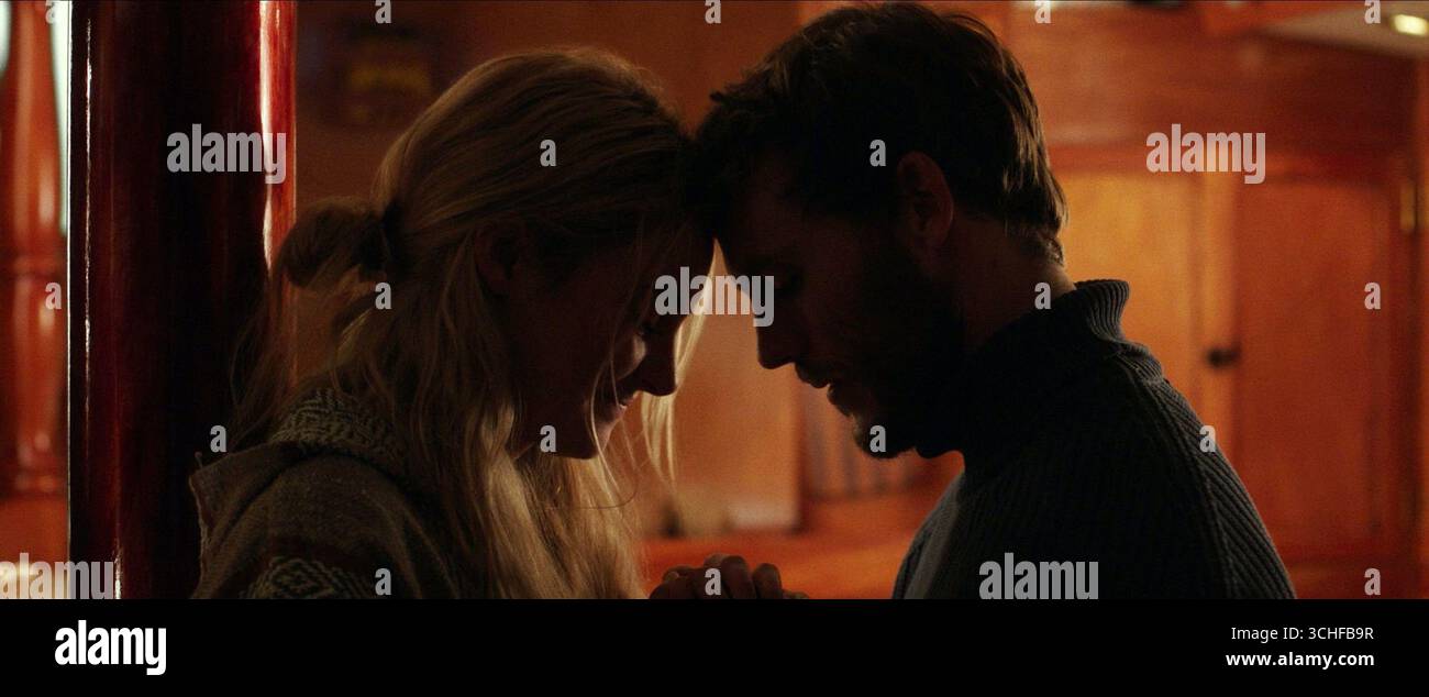 Adrift ist ein 2018 von Baltasar Kormákur produzierter und inszenierter Überlebensfilm von David Branson Smith, Aaron Kandell und Jordan Kandell. Der Film basiert auf dem 2002 erschienenen Buch Red Sky in Mourning von Tami Oldham Ashcraft, einer wahren Geschichte, die während der Ereignisse von Hurrikan Raymond im Jahr 1983 spielt. Shailene Woodley und Sam Claflin sind ein Paar, das nach einem Hurrikan mitten im Pazifik herumfliegt und nach Hawaii kommen muss. Stockfoto