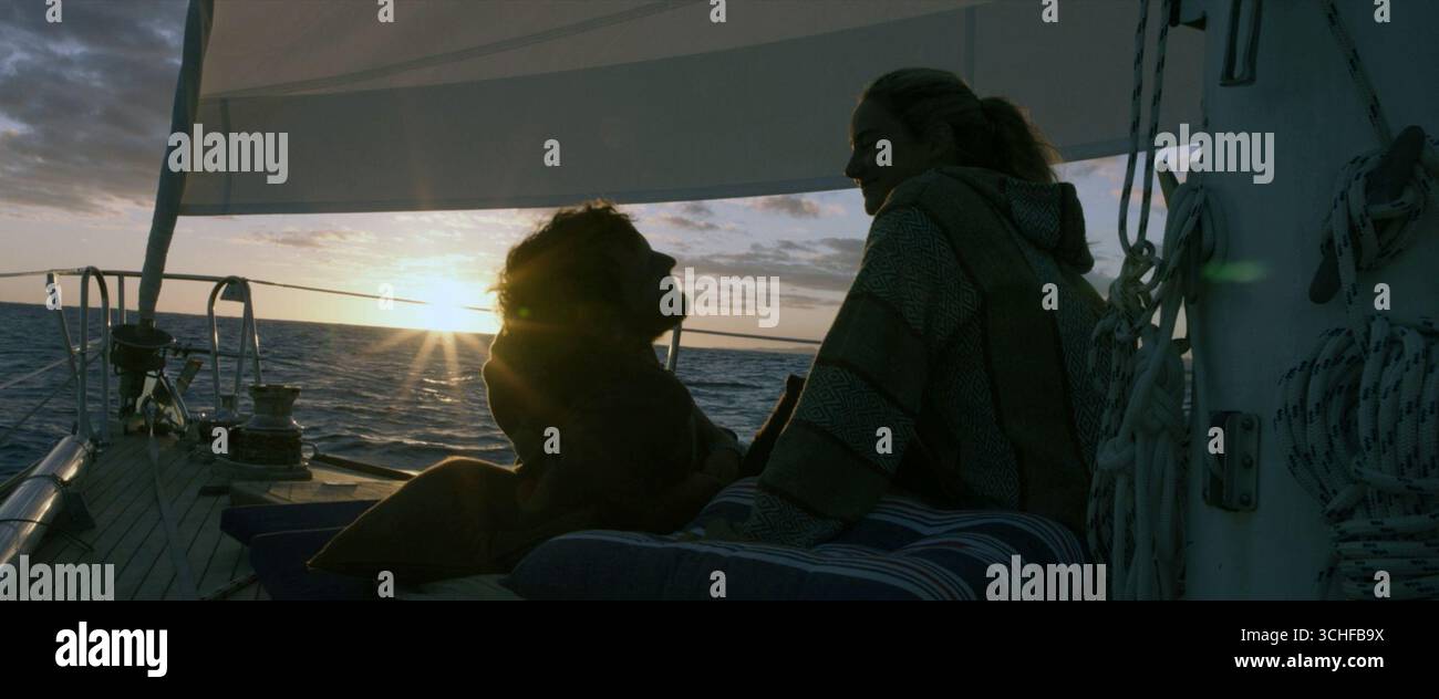Adrift ist ein 2018 von Baltasar Kormákur produzierter und inszenierter Überlebensfilm von David Branson Smith, Aaron Kandell und Jordan Kandell. Der Film basiert auf dem 2002 erschienenen Buch Red Sky in Mourning von Tami Oldham Ashcraft, einer wahren Geschichte, die während der Ereignisse von Hurrikan Raymond im Jahr 1983 spielt. Shailene Woodley und Sam Claflin sind ein Paar, das nach einem Hurrikan mitten im Pazifik herumfliegt und nach Hawaii kommen muss. Stockfoto