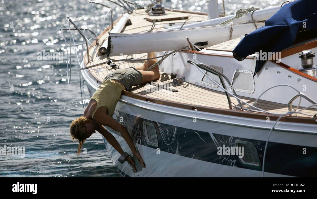 Adrift ist ein 2018 von Baltasar Kormákur produzierter und inszenierter Überlebensfilm von David Branson Smith, Aaron Kandell und Jordan Kandell. Der Film basiert auf dem 2002 erschienenen Buch Red Sky in Mourning von Tami Oldham Ashcraft, einer wahren Geschichte, die während der Ereignisse von Hurrikan Raymond im Jahr 1983 spielt. Shailene Woodley und Sam Claflin sind ein Paar, das nach einem Hurrikan mitten im Pazifik herumfliegt und nach Hawaii kommen muss. Stockfoto