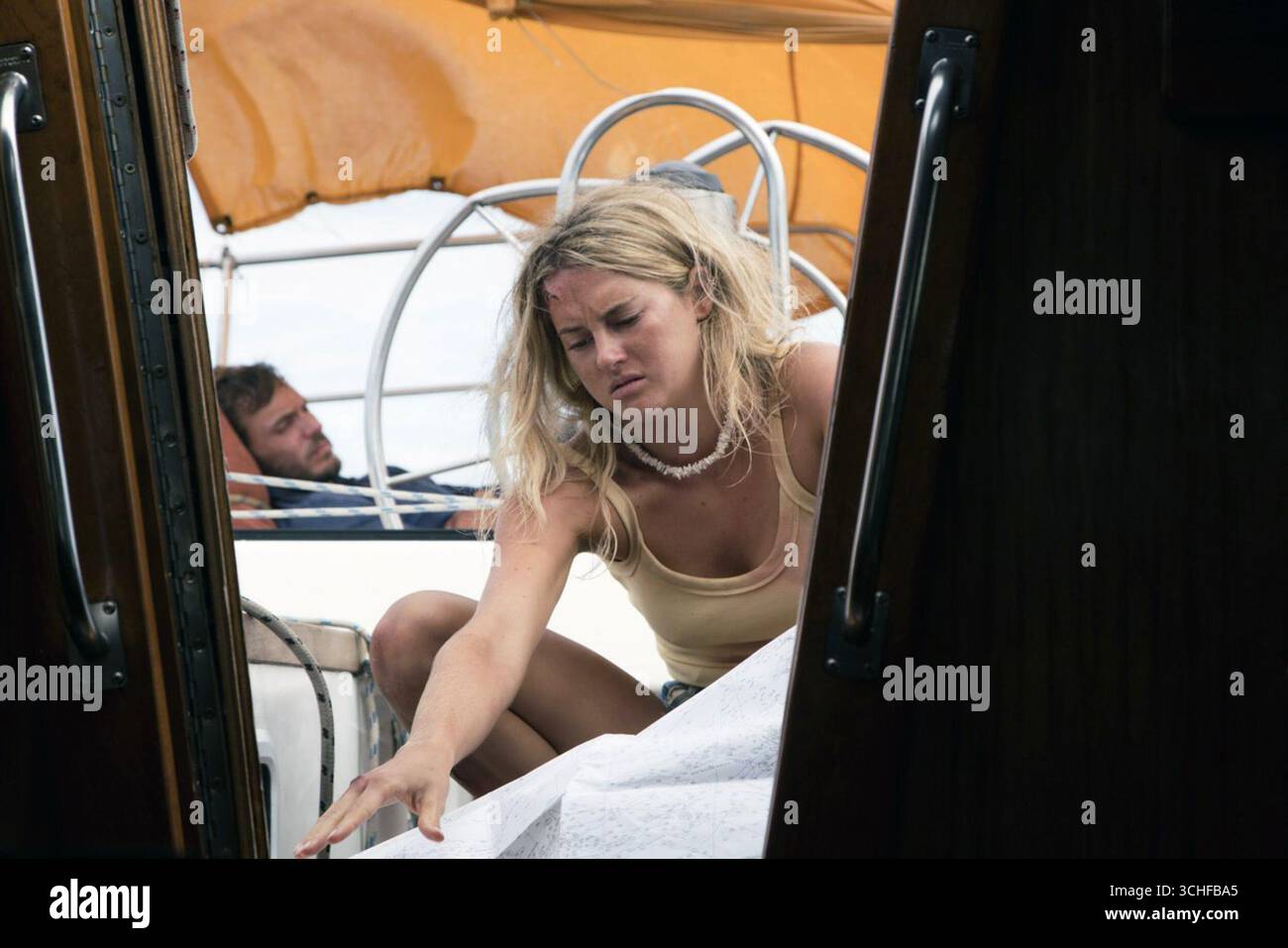 Adrift ist ein 2018 von Baltasar Kormákur produzierter und inszenierter Überlebensfilm von David Branson Smith, Aaron Kandell und Jordan Kandell. Der Film basiert auf dem 2002 erschienenen Buch Red Sky in Mourning von Tami Oldham Ashcraft, einer wahren Geschichte, die während der Ereignisse von Hurrikan Raymond im Jahr 1983 spielt. Shailene Woodley und Sam Claflin sind ein Paar, das nach einem Hurrikan mitten im Pazifik herumfliegt und nach Hawaii kommen muss. Stockfoto