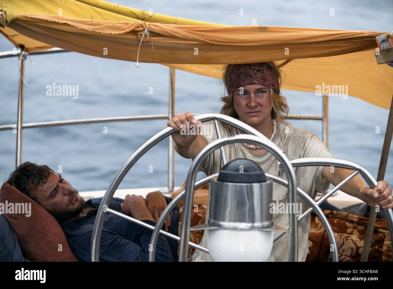 Adrift ist ein 2018 von Baltasar Kormákur produzierter und inszenierter Überlebensfilm von David Branson Smith, Aaron Kandell und Jordan Kandell. Der Film basiert auf dem 2002 erschienenen Buch Red Sky in Mourning von Tami Oldham Ashcraft, einer wahren Geschichte, die während der Ereignisse von Hurrikan Raymond im Jahr 1983 spielt. Shailene Woodley und Sam Claflin sind ein Paar, das nach einem Hurrikan mitten im Pazifik herumfliegt und nach Hawaii kommen muss. Stockfoto