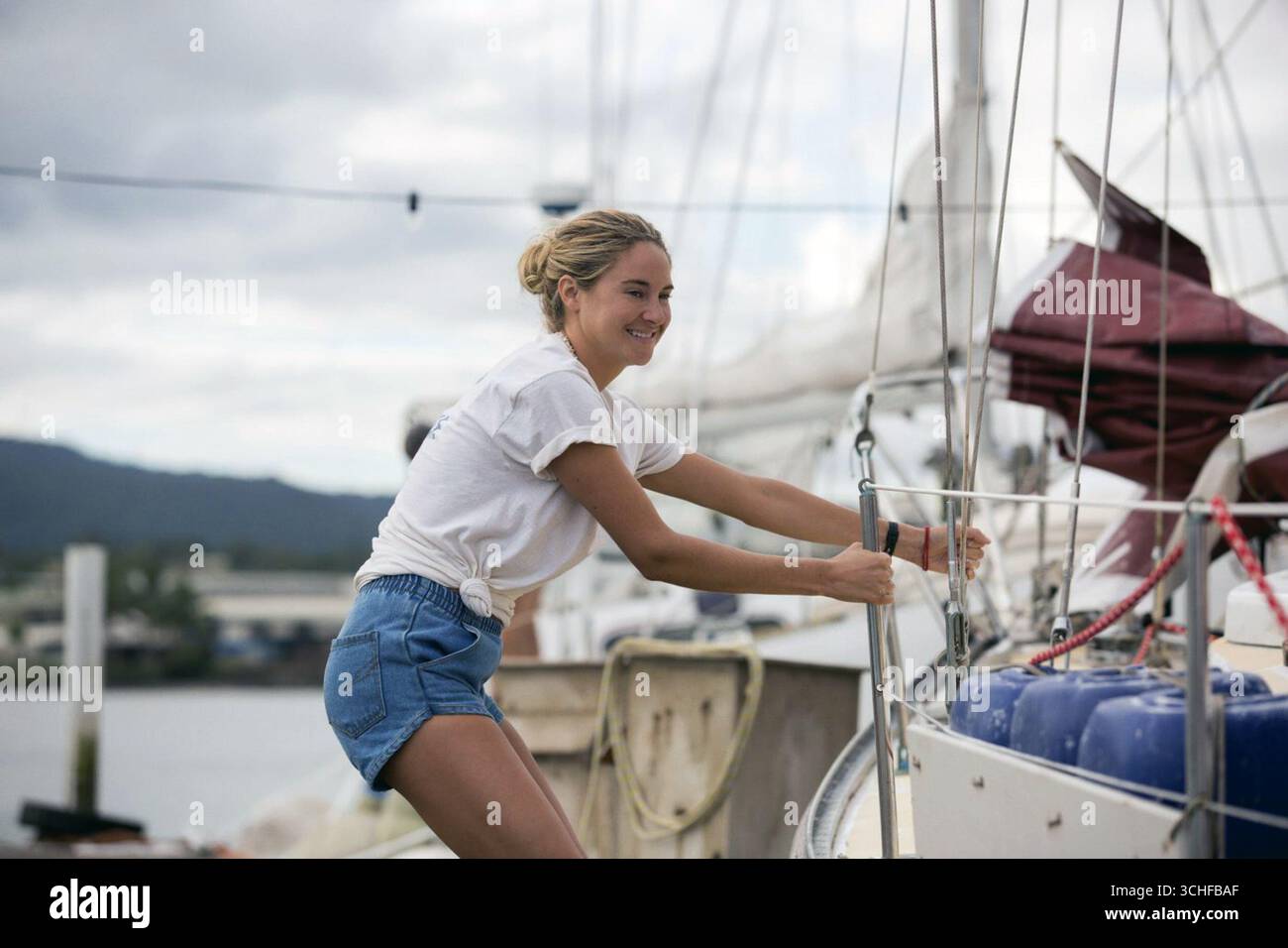 Adrift ist ein 2018 von Baltasar Kormákur produzierter und inszenierter Überlebensfilm von David Branson Smith, Aaron Kandell und Jordan Kandell. Der Film basiert auf dem 2002 erschienenen Buch Red Sky in Mourning von Tami Oldham Ashcraft, einer wahren Geschichte, die während der Ereignisse von Hurrikan Raymond im Jahr 1983 spielt. Shailene Woodley und Sam Claflin sind ein Paar, das nach einem Hurrikan mitten im Pazifik herumfliegt und nach Hawaii kommen muss. Stockfoto