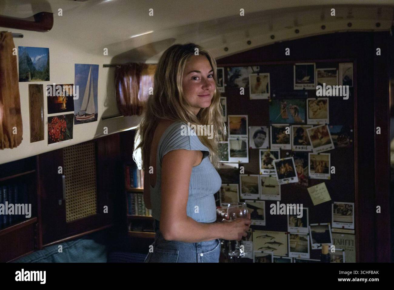 Adrift ist ein 2018 von Baltasar Kormákur produzierter und inszenierter Überlebensfilm von David Branson Smith, Aaron Kandell und Jordan Kandell. Der Film basiert auf dem 2002 erschienenen Buch Red Sky in Mourning von Tami Oldham Ashcraft, einer wahren Geschichte, die während der Ereignisse von Hurrikan Raymond im Jahr 1983 spielt. Shailene Woodley und Sam Claflin sind ein Paar, das nach einem Hurrikan mitten im Pazifik herumfliegt und nach Hawaii kommen muss. Stockfoto