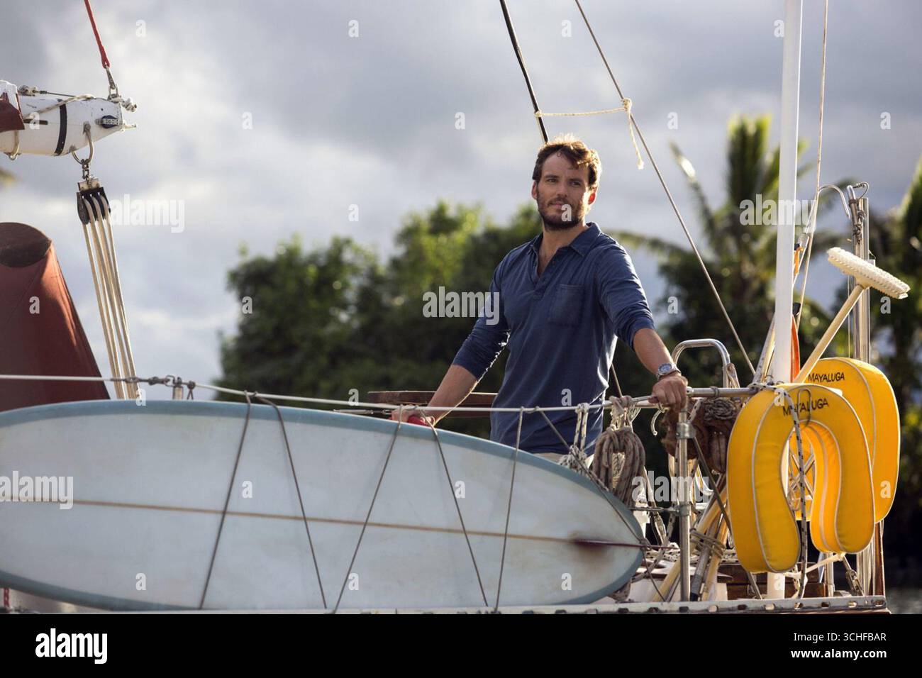 Adrift ist ein 2018 von Baltasar Kormákur produzierter und inszenierter Überlebensfilm von David Branson Smith, Aaron Kandell und Jordan Kandell. Der Film basiert auf dem 2002 erschienenen Buch Red Sky in Mourning von Tami Oldham Ashcraft, einer wahren Geschichte, die während der Ereignisse von Hurrikan Raymond im Jahr 1983 spielt. Shailene Woodley und Sam Claflin sind ein Paar, das nach einem Hurrikan mitten im Pazifik herumfliegt und nach Hawaii kommen muss. Stockfoto