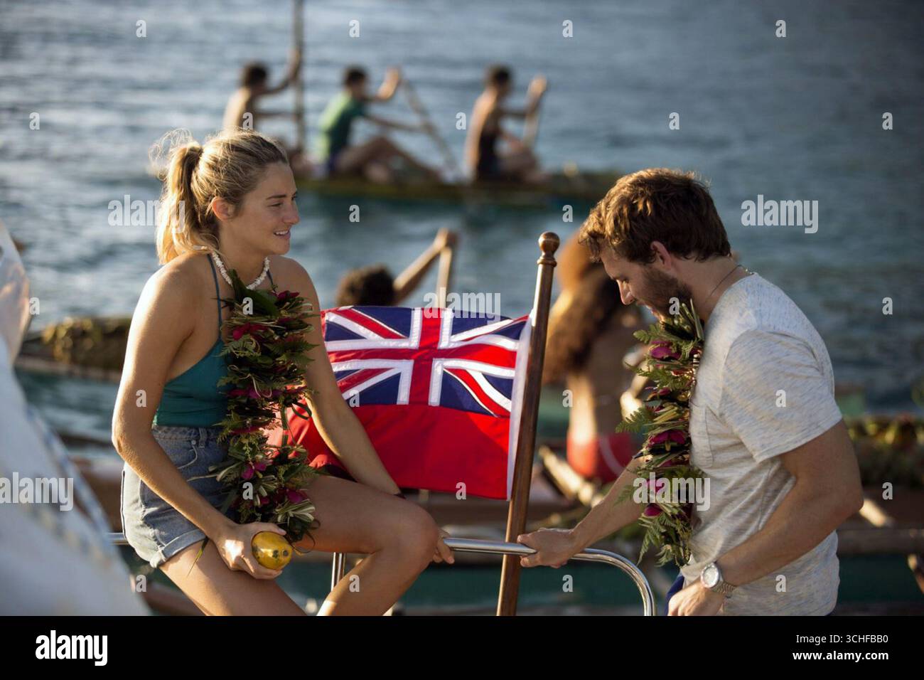 Adrift ist ein 2018 von Baltasar Kormákur produzierter und inszenierter Überlebensfilm von David Branson Smith, Aaron Kandell und Jordan Kandell. Der Film basiert auf dem 2002 erschienenen Buch Red Sky in Mourning von Tami Oldham Ashcraft, einer wahren Geschichte, die während der Ereignisse von Hurrikan Raymond im Jahr 1983 spielt. Shailene Woodley und Sam Claflin sind ein Paar, das nach einem Hurrikan mitten im Pazifik herumfliegt und nach Hawaii kommen muss. Stockfoto