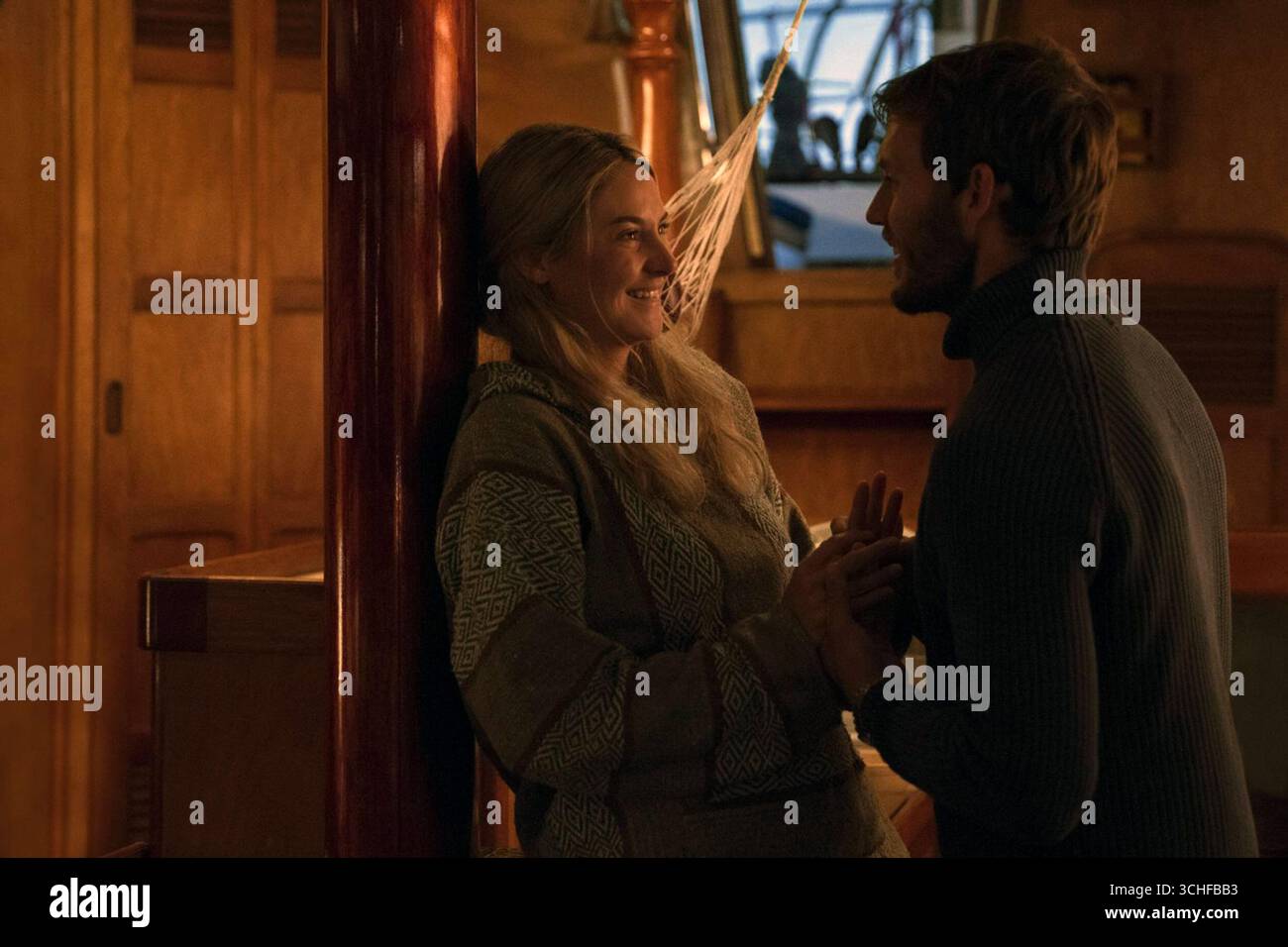 Adrift ist ein 2018 von Baltasar Kormákur produzierter und inszenierter Überlebensfilm von David Branson Smith, Aaron Kandell und Jordan Kandell. Der Film basiert auf dem 2002 erschienenen Buch Red Sky in Mourning von Tami Oldham Ashcraft, einer wahren Geschichte, die während der Ereignisse von Hurrikan Raymond im Jahr 1983 spielt. Shailene Woodley und Sam Claflin sind ein Paar, das nach einem Hurrikan mitten im Pazifik herumfliegt und nach Hawaii kommen muss. Stockfoto