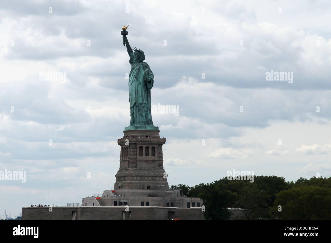 Die Freiheitsstatue, Hudson River, New York City, USA, 2025, tagsüber Stockfoto