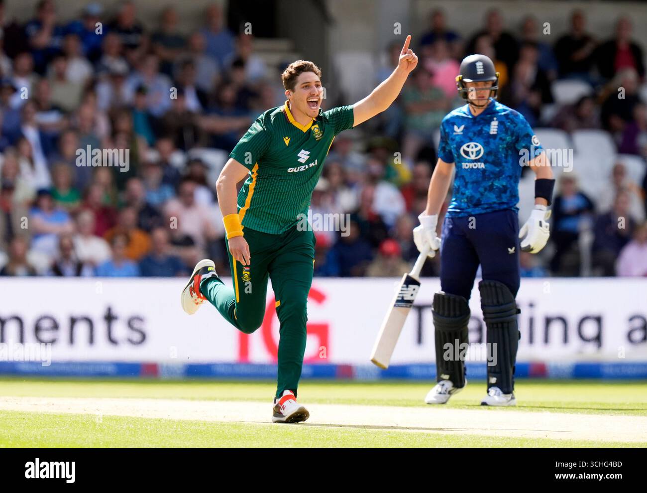 Südafrikas Nandre Burger feiert die Entlassung des Englands Ben Duckett während des One Day International Series-Spiels in Headingley, Leeds. Bilddatum: Dienstag, 2. September 2025. Stockfoto