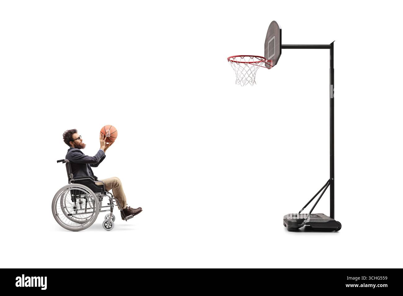 Mann mit körperlichen Behinderungen trainiert Basketball isoliert auf weißem Hintergrund Stockfoto