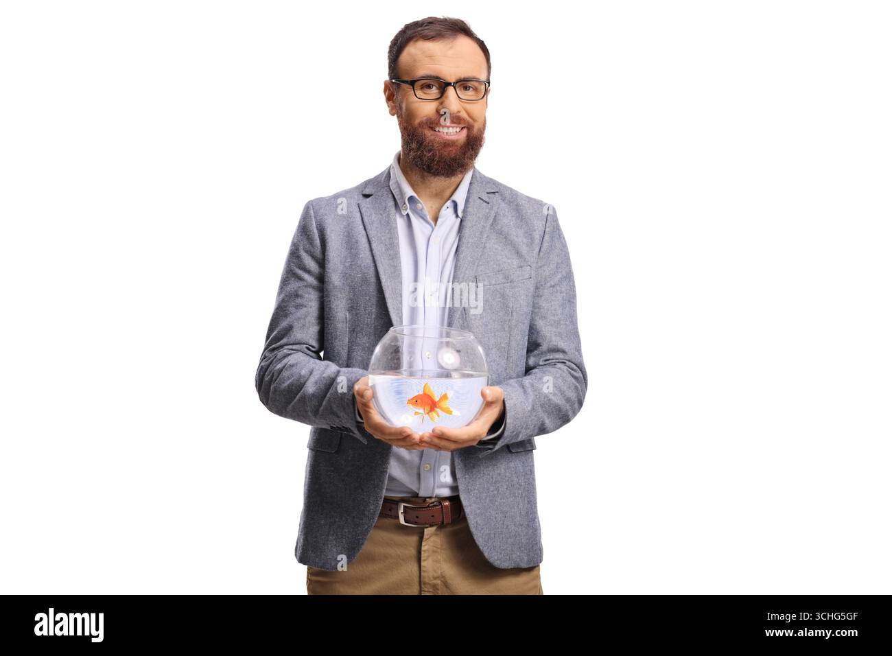 Mann, der einen Goldfisch in einem Glasbehälter hält, isoliert auf weißem Hintergrund Stockfoto