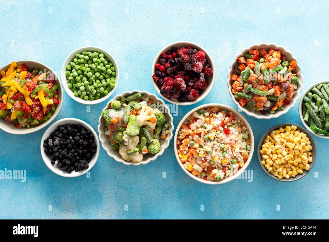 Frisches Gemüse, im Sommer gefroren, ordentlich in Tellern angeordnet, bereit für Wintermahlzeiten, mit lebendigen Farben und gesunden Optionen für zukünftige Kochen Stockfoto