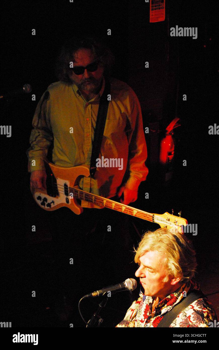 Peter Buck spielt live mit Robyn Hitchcock und der Venus 3 im Whelans in Dublin, Irland - 16. Januar 2007 Stockfoto