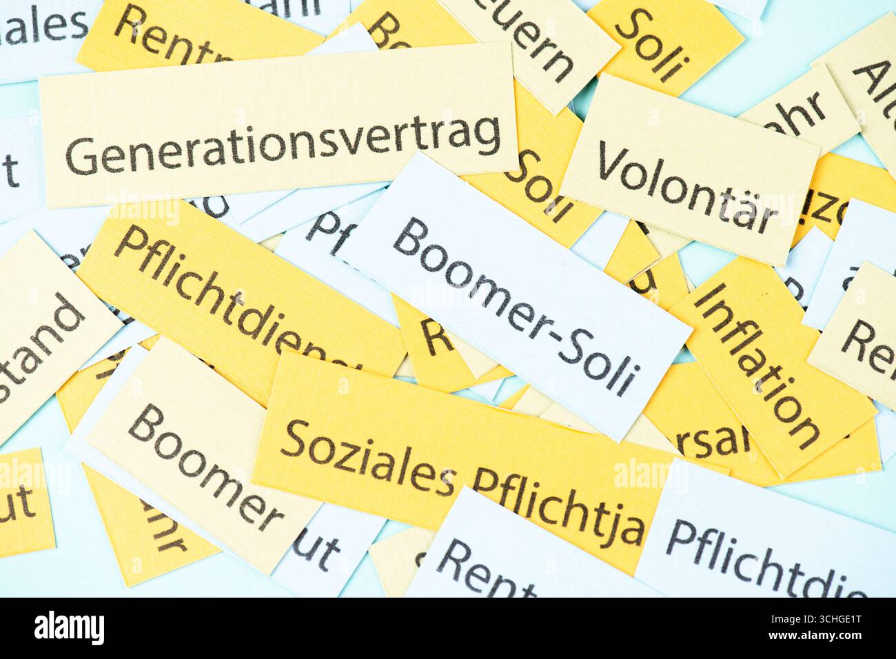 Obligatorisches Sozialjahr Für Rentner, Generationsvertrag, Senioren, Rentner, Freiwilligenarbeit, Boomer Solidarity, Deutsche Langua Stockfoto