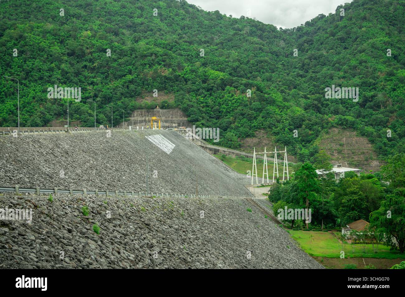 Betonverstärkter Damm mit Gesteinsdamm, die moderne Wasserkraftinfrastruktur für nachhaltige Entwicklung demonstriert Stockfoto
