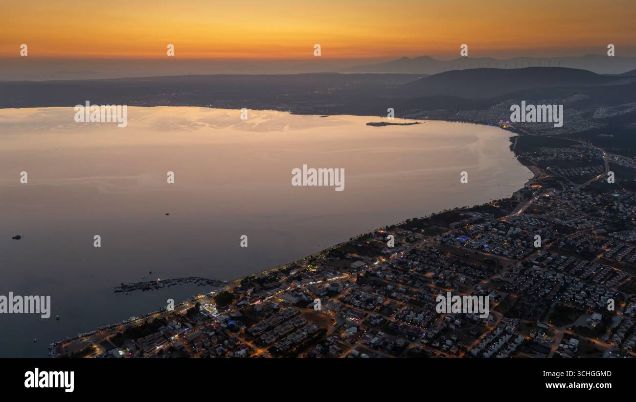 Aus der Vogelperspektive ein Sommerort von Didim Akbuk Türkei. Stockfoto