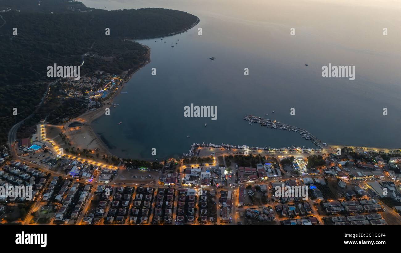Aus der Vogelperspektive ein Sommerort von Didim Akbuk Türkei. Stockfoto