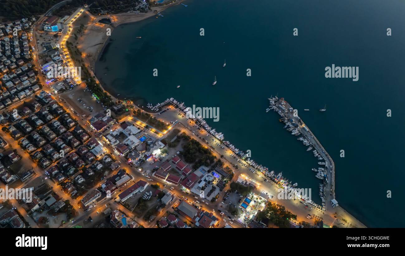 Aus der Vogelperspektive ein Sommerort von Didim Akbuk Türkei. Stockfoto