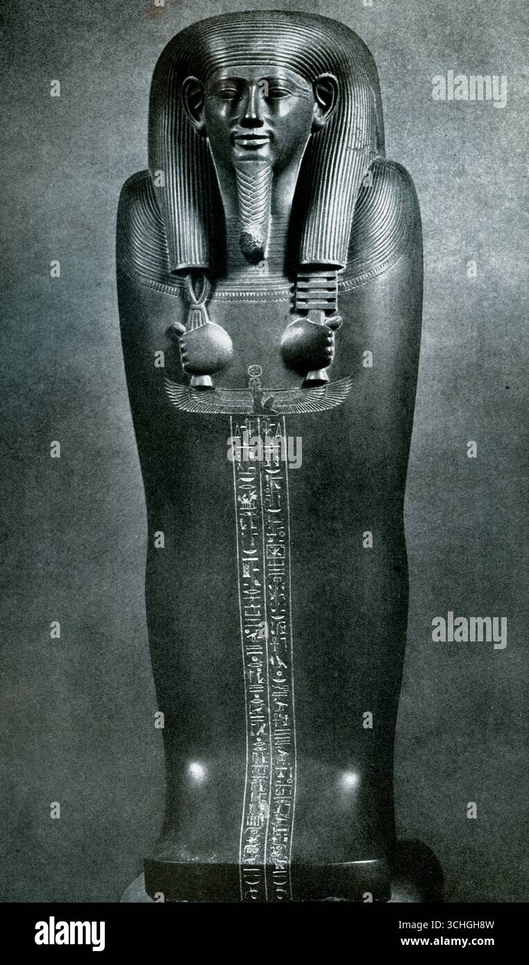 Dieses Foto aus dem Jahr 1925 zeigt einen schwarzen Basaltsteinsarg, der bei SAIs in Ägypten und jetzt im British Museum in London entdeckt wurde. SAIs war die Hauptstadt Ägyptens in der 26. Dynastie (664-525 v. Chr.) und liegt am westlichen Raschid-Zweig des Nils, auf halbem Weg zwischen Kairo und Alexandria. Stockfoto