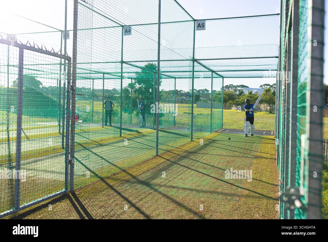 Indische Cricketspieler üben im Cricketnetz a3, a4 und a5 mit Fledermaus, Ball, Kopierraum Stockfoto