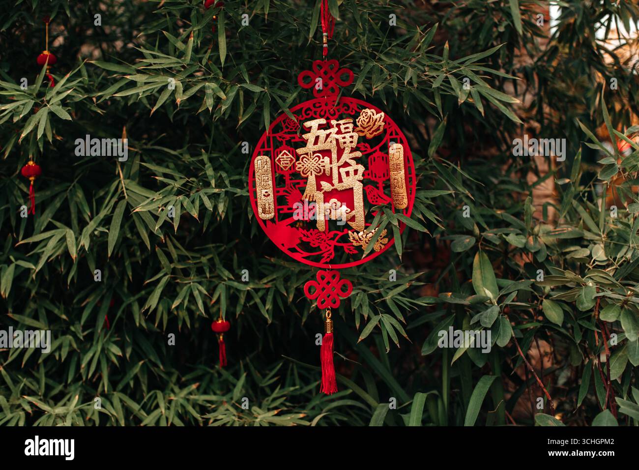 Traditionelles chinesisches Neujahrsdekor in Rot und Gold, asiatische Traditionen und Bräuche Stockfoto