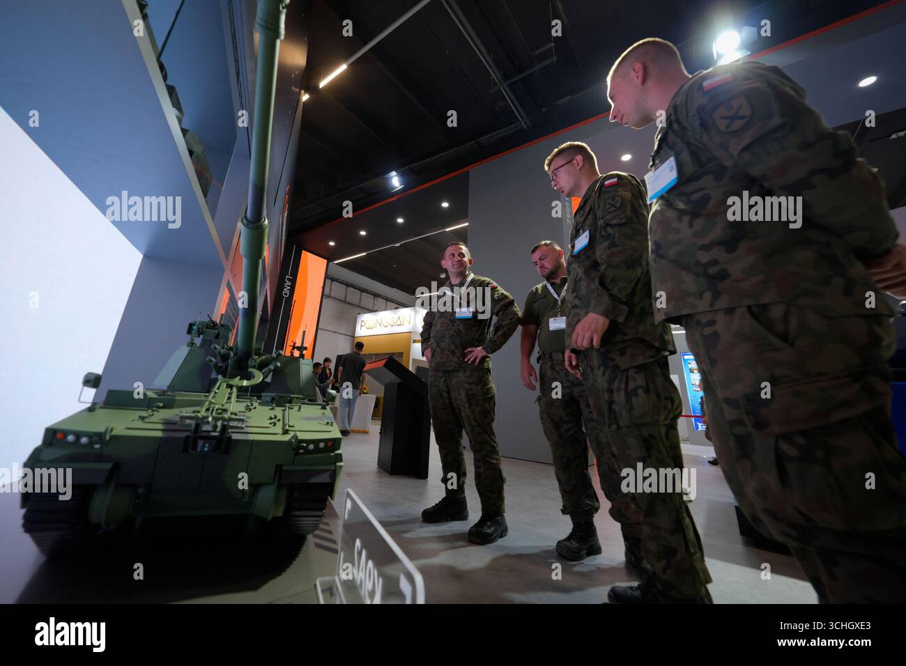 Kielce, Polen. September 2025. Mitglieder der polnischen Verteidigungskräfte sehen Exponate auf der 33. Ausgabe der Kielce International Defence Expo (MSPO) in Kielce, Polen, am 1. September 2025. (Foto: Jaap Arriens/SIPA USA) Credit: SIPA USA/Alamy Live News Stockfoto