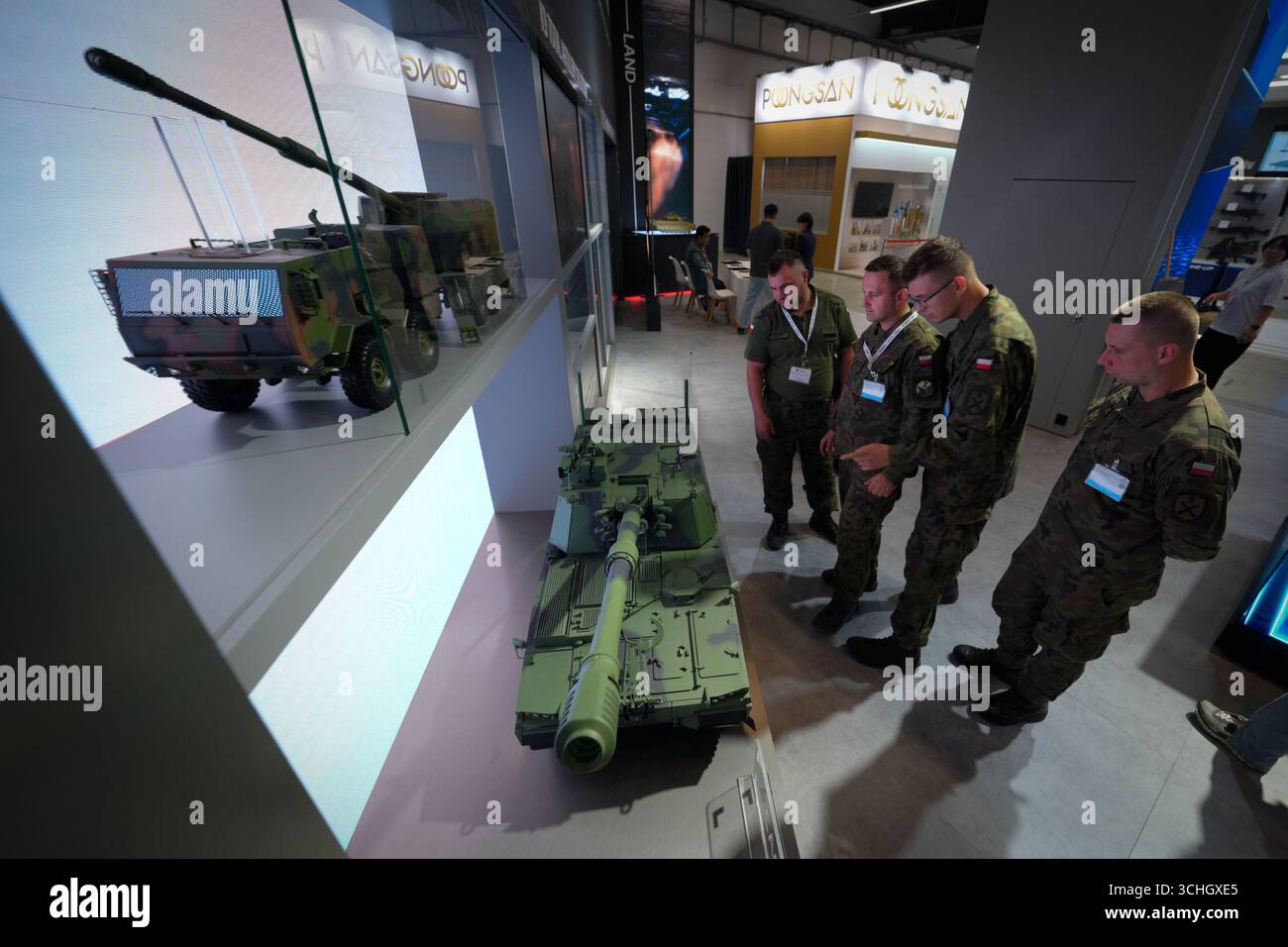 Kielce, Polen. September 2025. Mitglieder der polnischen Verteidigungskräfte sehen Exponate auf der 33. Ausgabe der Kielce International Defence Expo (MSPO) in Kielce, Polen, am 1. September 2025. (Foto: Jaap Arriens/SIPA USA) Credit: SIPA USA/Alamy Live News Stockfoto
