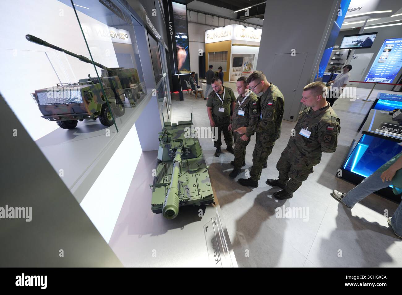 Kielce, Polen. September 2025. Mitglieder der polnischen Verteidigungskräfte sehen Exponate auf der 33. Ausgabe der Kielce International Defence Expo (MSPO) in Kielce, Polen, am 1. September 2025. (Foto: Jaap Arriens/SIPA USA) Credit: SIPA USA/Alamy Live News Stockfoto