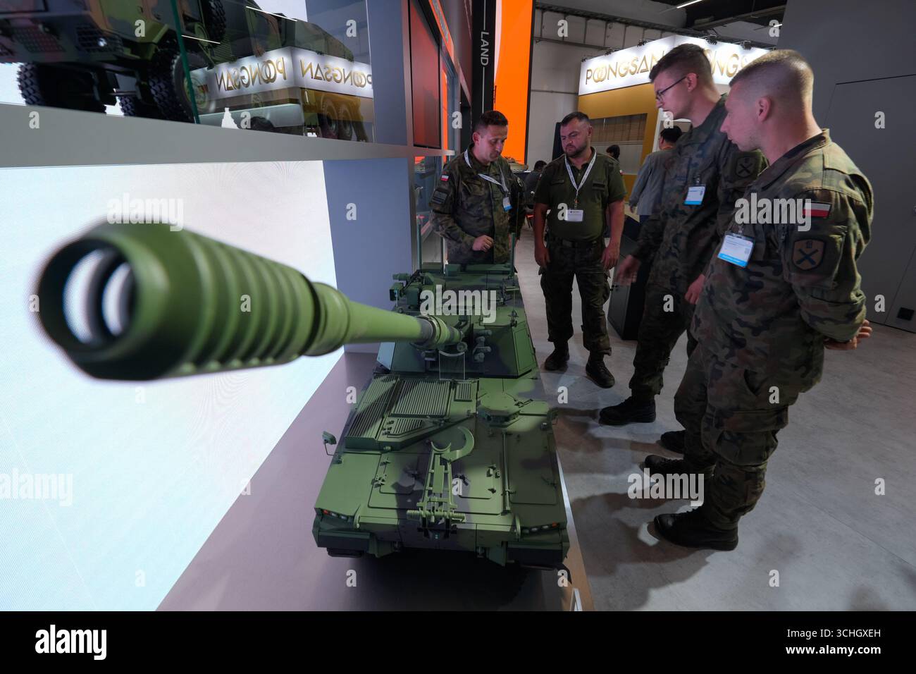 Kielce, Polen. September 2025. Mitglieder der polnischen Verteidigungskräfte sehen Exponate auf der 33. Ausgabe der Kielce International Defence Expo (MSPO) in Kielce, Polen, am 1. September 2025. (Foto: Jaap Arriens/SIPA USA) Credit: SIPA USA/Alamy Live News Stockfoto