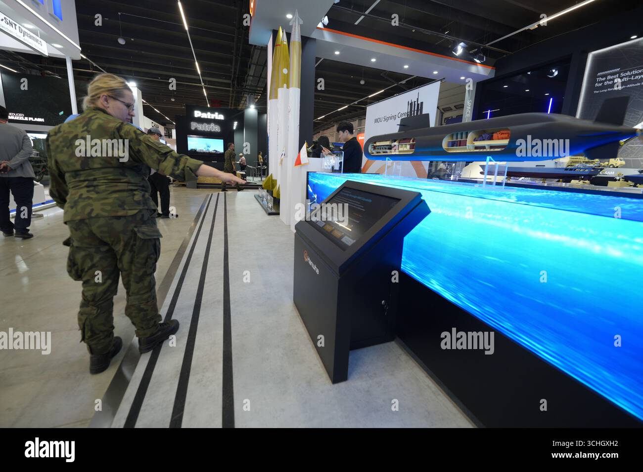 Kielce, Polen. September 2025. Mitglieder der polnischen Verteidigungskräfte sehen Exponate auf der 33. Ausgabe der Kielce International Defence Expo (MSPO) in Kielce, Polen, am 1. September 2025. (Foto: Jaap Arriens/SIPA USA) Credit: SIPA USA/Alamy Live News Stockfoto