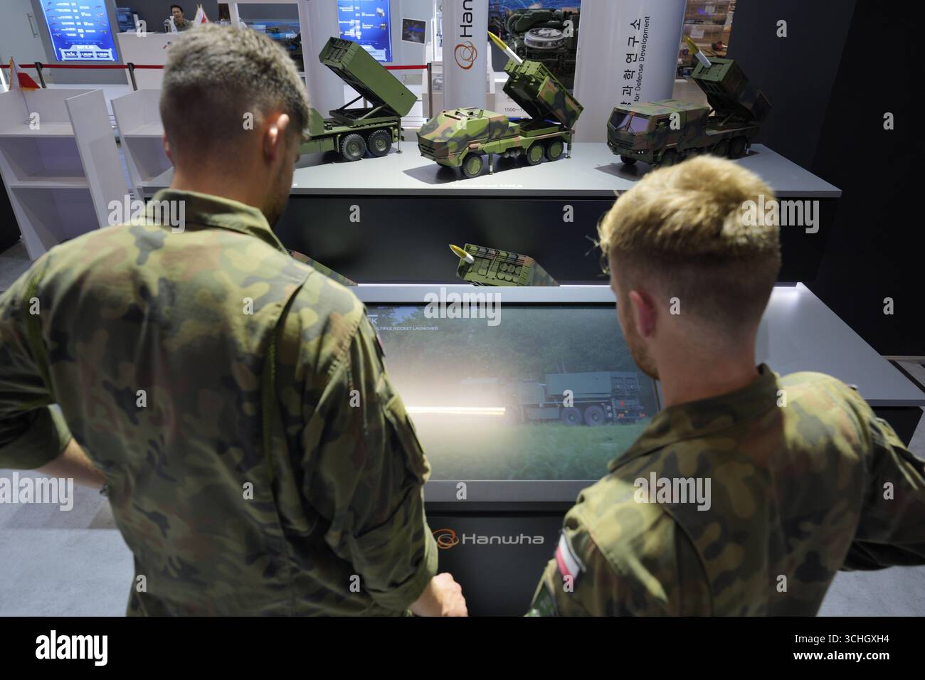 Kielce, Polen. September 2025. Mitglieder der polnischen Verteidigungskräfte sehen Exponate auf der 33. Ausgabe der Kielce International Defence Expo (MSPO) in Kielce, Polen, am 1. September 2025. (Foto: Jaap Arriens/SIPA USA) Credit: SIPA USA/Alamy Live News Stockfoto