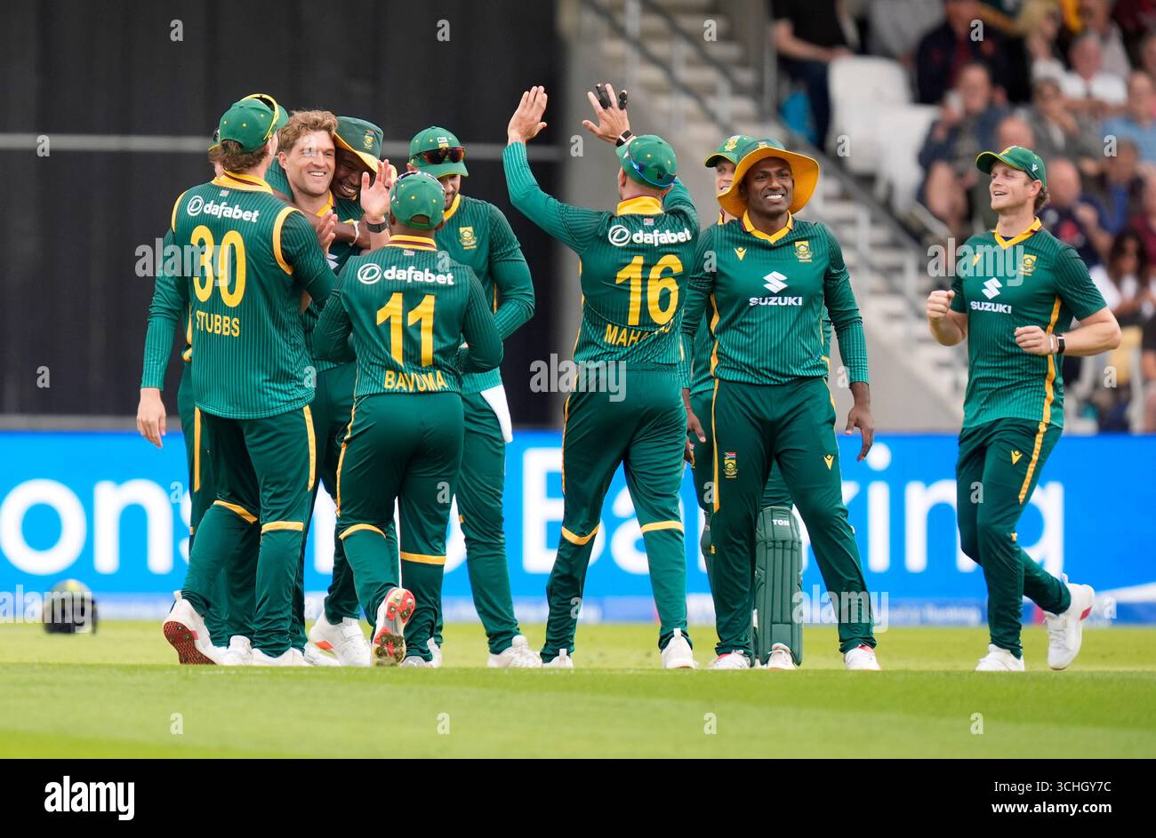 Der südafrikanische Wiaan Mulder feiert den Sieg des Englands Jofra Archer während des One Day International Series-Spiels in Headingley, Leeds. Bilddatum: Dienstag, 2. September 2025. Stockfoto