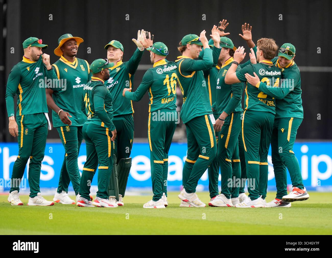 Der südafrikanische Wiaan Mulder feiert den Sieg des Englands Jofra Archer während des One Day International Series-Spiels in Headingley, Leeds. Bilddatum: Dienstag, 2. September 2025. Stockfoto