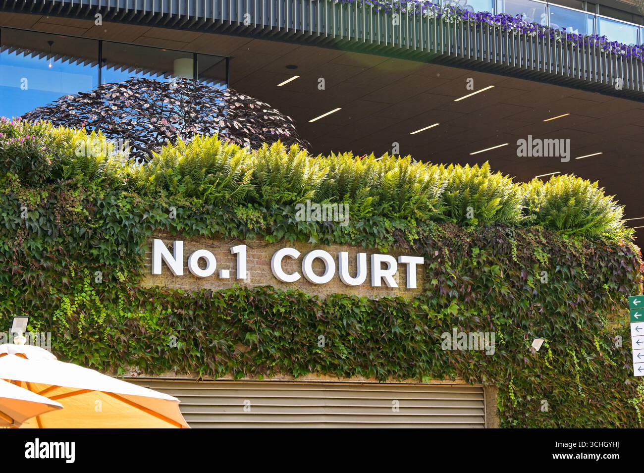 Wimbledon, London, England, Großbritannien - 4. Juli 2025: Nahaufnahme des Außengebäudes des No. 1 Court im All England Lawn Tennis Club Stockfoto