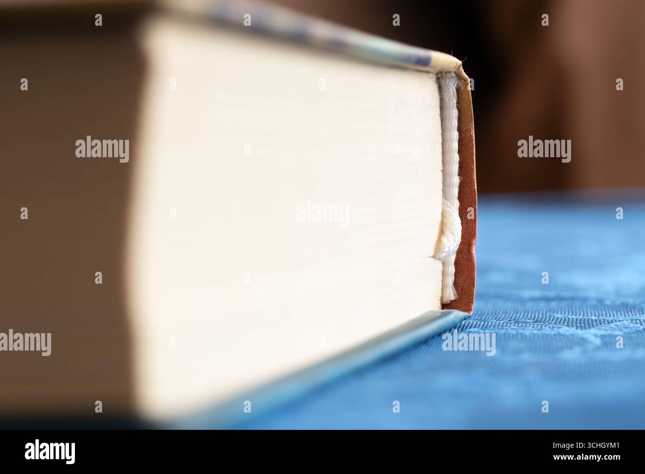Buch auf dem Tisch in Nahaufnahme mit Hardcover, Buchrücken im Fokus Stockfoto