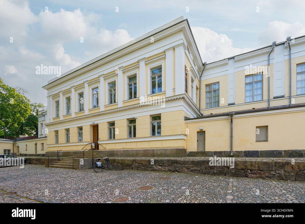 Helsinki, Finnland. August 2025. Außenansicht des Gebäudes am Observatory Mountain Park im Stadtzentrum Stockfoto