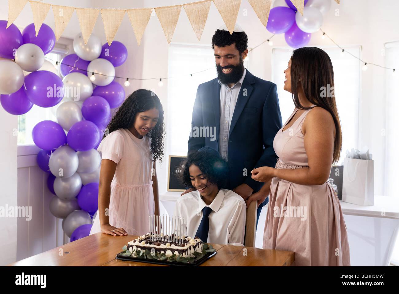 Feiert religiösen Meilenstein, abwechslungsreiche Familienkuchen und Dekorationen in Freude, zu Hause Stockfoto