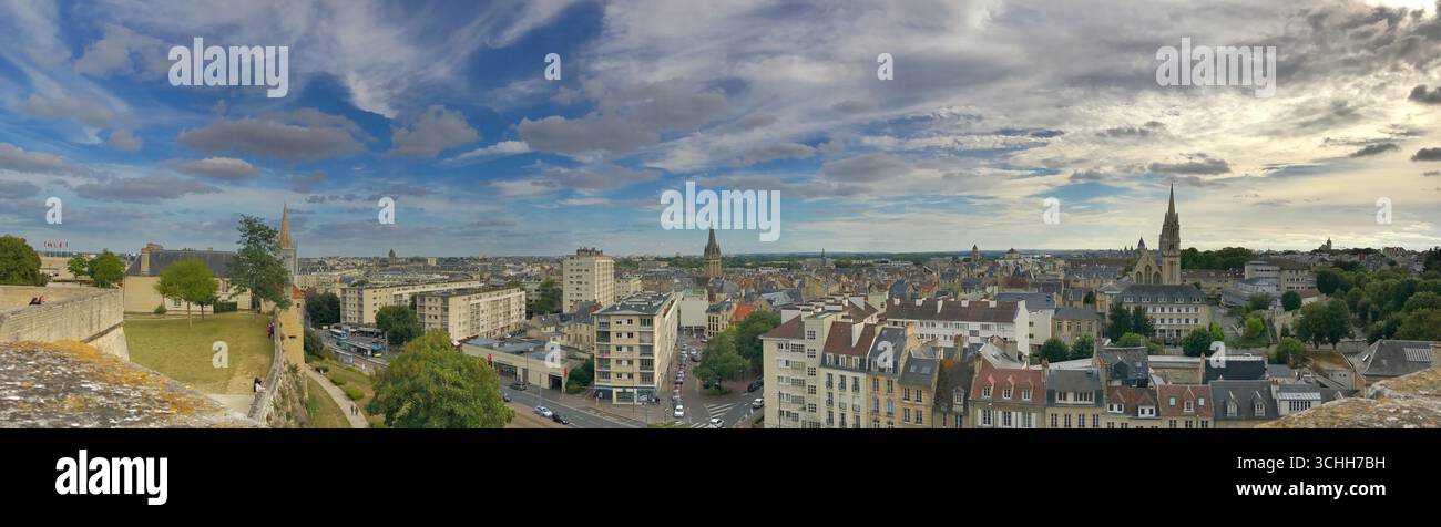 Ein weites Panorama mit Architektur, Skyline, üppigem Grün und lebendigem Himmel, ideal für Banner oder Hintergründe. Stockfoto