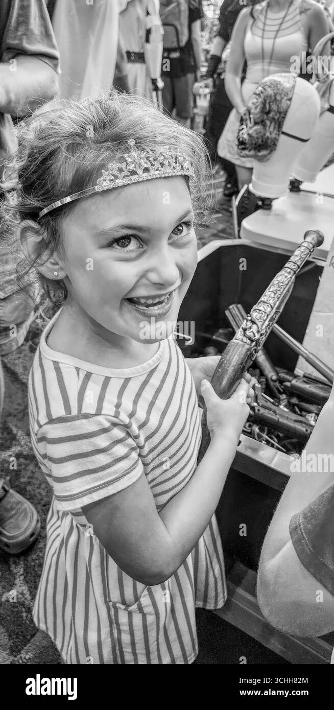 Schwarzweiß-Foto eines Mädchens, das einen blöden Ausdruck macht Stockfoto