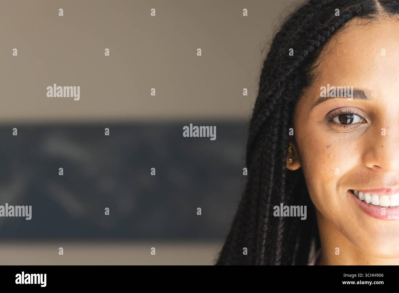 Lächelnde Frau mit geflochtenen Haaren in hellem Raum, sonnigen Tag genießen, zu Hause, Kopierraum Stockfoto
