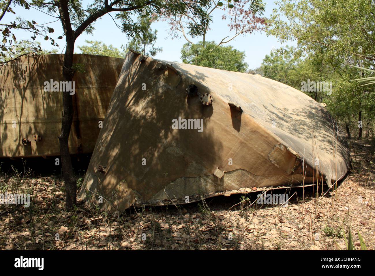 Verlassene und kaputte Tanks am Standort der Union Carbide (Dow Chemicals) Fabrik in Bhopal, Indien. Stockfoto