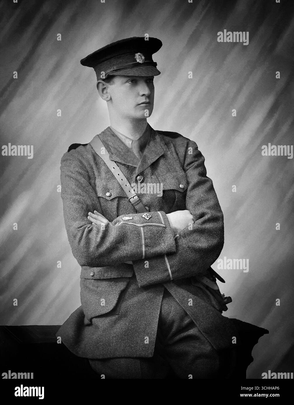 Michael Collins in Irish Volunteer Uniform wurde 1913 während des Kampfes um die Home Rule von Nationalisten gegründet, als Reaktion auf die Bildung der Ulster Volunteers (UVF), einer loyalistischen Ulster-Organisation, die sich verpflichtete, die Home Rule mit Gewalt zu bekämpfen. Stockfoto Michael Collins in Irish Volunteer Uniform wurde 1913 während des Kampfes um die Home Rule von Nationalisten gegründet, als Reaktion auf die Bildung der Ulster Volunteers (UVF), einer loyalistischen Ulster-Organisation, die sich verpflichtete, die Home Rule mit Gewalt zu bekämpfen. Stockfoto