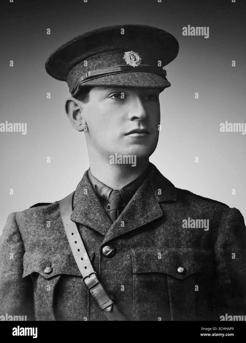 Michael Collins in Irish Volunteer Uniform wurde 1913 während des Kampfes um die Home Rule von Nationalisten gegründet, als Reaktion auf die Bildung der Ulster Volunteers (UVF), einer loyalistischen Ulster-Organisation, die sich verpflichtete, die Home Rule mit Gewalt zu bekämpfen. Stockfoto Michael Collins in Irish Volunteer Uniform wurde 1913 während des Kampfes um die Home Rule von Nationalisten gegründet, als Reaktion auf die Bildung der Ulster Volunteers (UVF), einer loyalistischen Ulster-Organisation, die sich verpflichtete, die Home Rule mit Gewalt zu bekämpfen. Stockfoto