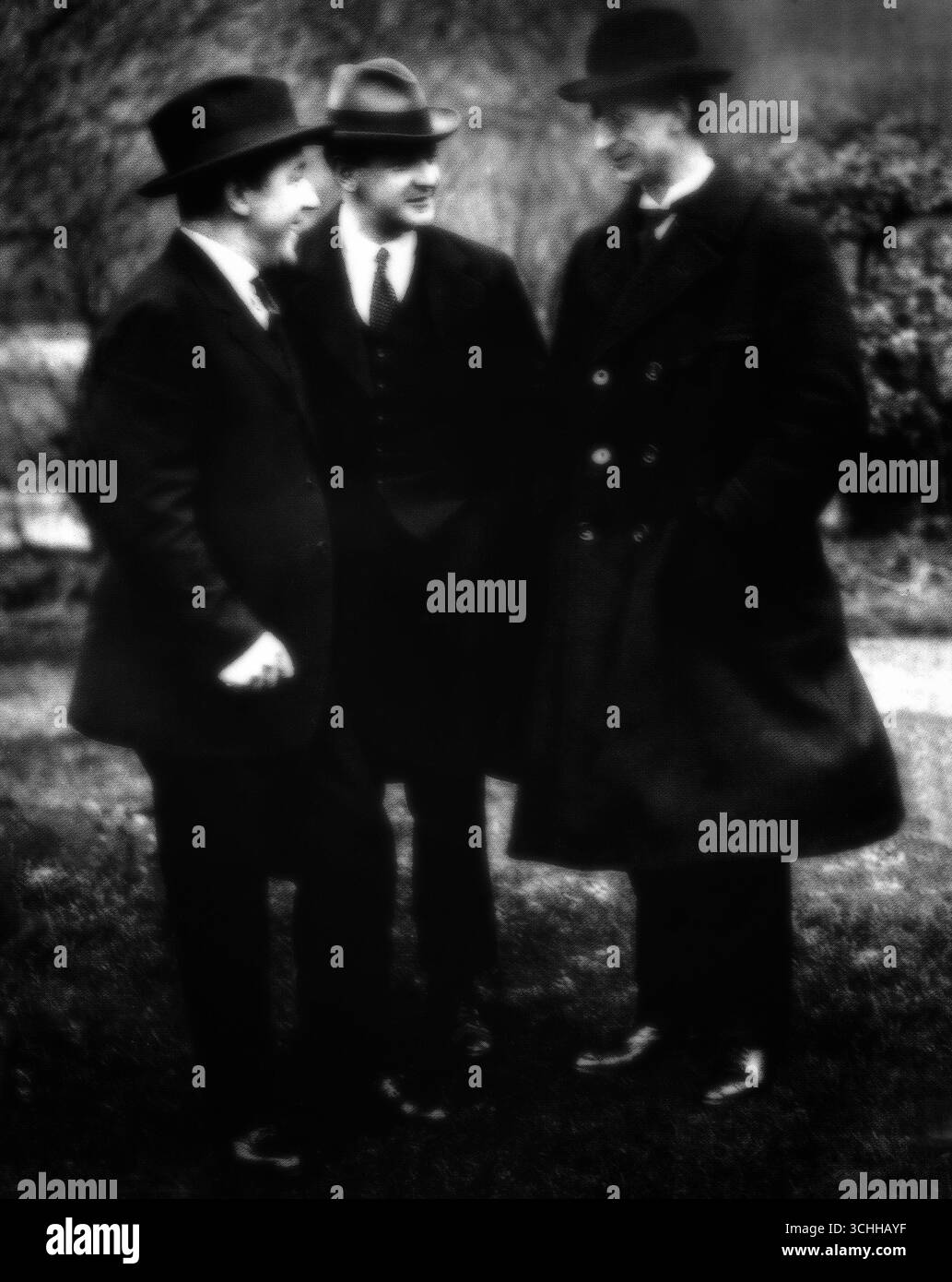 Michael Collins, Éamon de Valera und Harry Boland im Gespräch vor der Unterzeichnung des Anglo-Irischen Vertrags. Collins unterstützte den Vertrag, während Boland sich zusammen mit de Valera gegen den Anglo-Irischen Vertrag und im darauf folgenden irischen Bürgerkrieg auf die Seite der IRA gegen den Anti-Vertrag stellte. De Valera war bis 1926 politischer Führer der Anti-Treaty Sinn Féin, als er zusammen mit vielen Anhängern die Partei verließ, um Fianna Fáil zu gründen. Stockfoto Michael Collins, Éamon de Valera und Harry Boland im Gespräch vor der Unterzeichnung des Anglo-Irischen Vertrags. Collins unterstützte den Vertrag, während Boland sich zusammen mit de Valera gegen den Anglo-Irischen Vertrag und im darauf folgenden irischen Bürgerkrieg auf die Seite der IRA gegen den Anti-Vertrag stellte. De Valera war bis 1926 politischer Führer der Anti-Treaty Sinn Féin, als er zusammen mit vielen Anhängern die Partei verließ, um Fianna Fáil zu gründen. Stockfoto