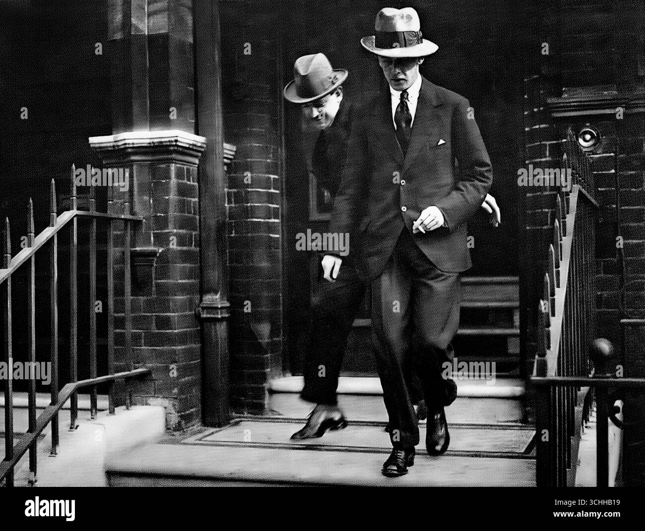 Ein Foto des frühen 20. Jahrhunderts von Emmet Dalton, Michael Collins Leibwächter, der ihn von ihrem Londoner Hauptquartier in South Kensington während der Verhandlungen über den englisch-irischen Vertrag 1921 führte. Stockfoto Ein Foto des frühen 20. Jahrhunderts von Emmet Dalton, Michael Collins Leibwächter, der ihn von ihrem Londoner Hauptquartier in South Kensington während der Verhandlungen über den englisch-irischen Vertrag 1921 führte. Stockfoto