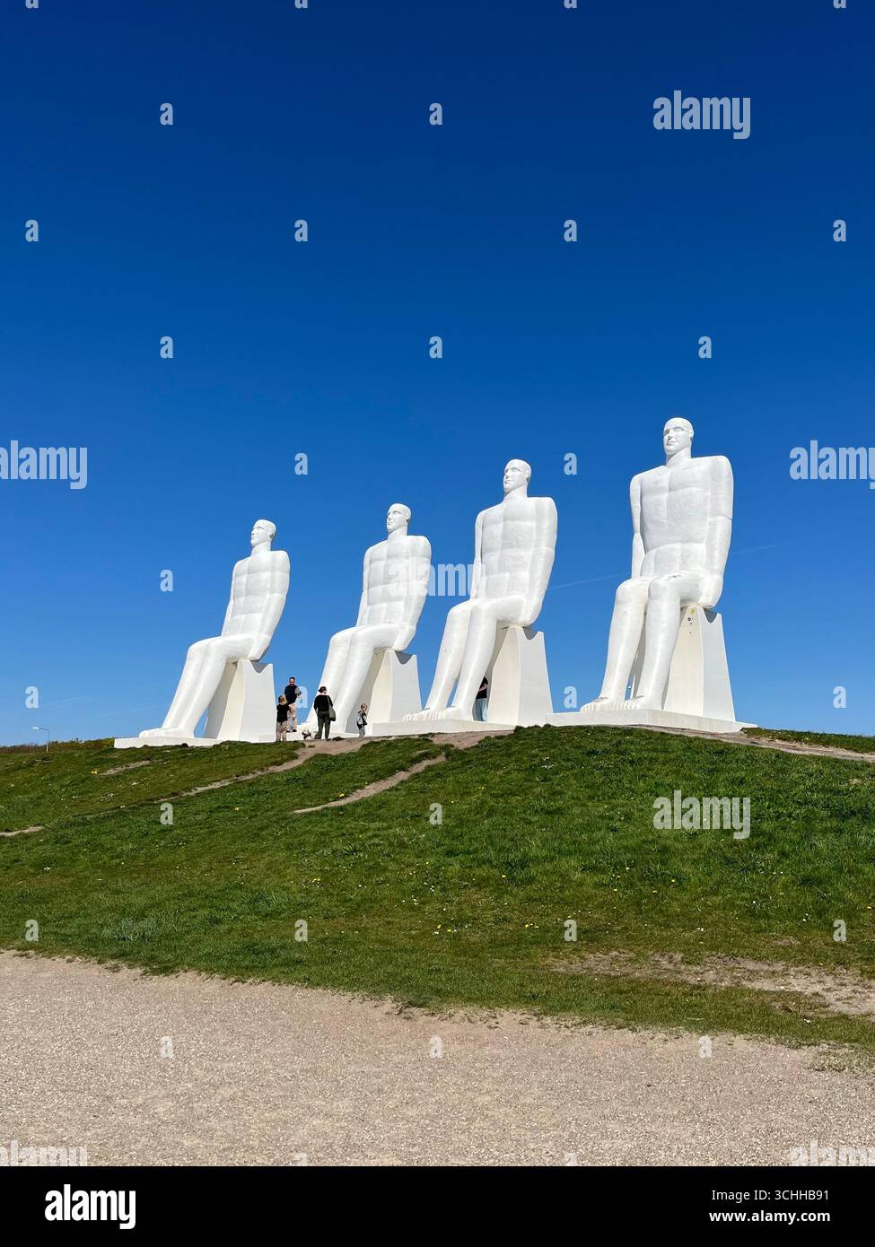 Männer in Sea Sculpture in Esbjerg, Dänemark. - Smartphone-aufgenommenes Stockfoto