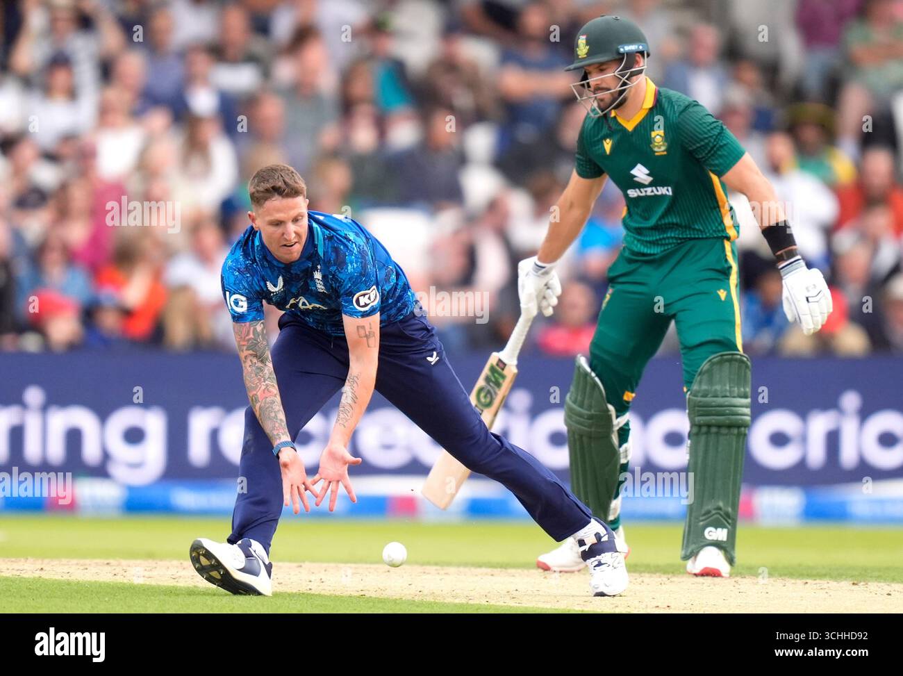 Der Engländer Brydon Carse (links) sammelt den Ball während des One Day International Series-Spiels in Headingley, Leeds. Bilddatum: Dienstag, 2. September 2025. Stockfoto