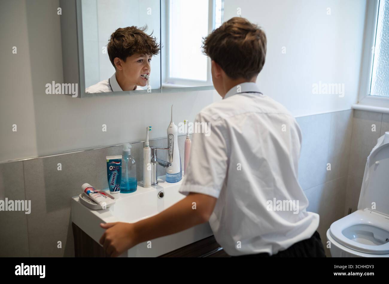 Ein 11-jähriger Junge putzt sich die Zähne vor seinem ersten Tag an der Secondary School am 2. September 2025 in England, Großbritannien Stockfoto