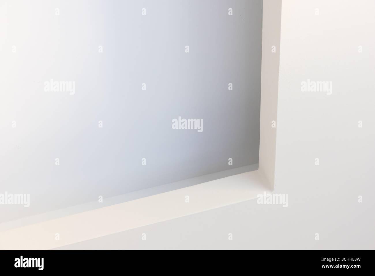 Minimalistisches abstraktes Design mit klaren Linien und weißen Formen mit weichen Schatten Stockfoto